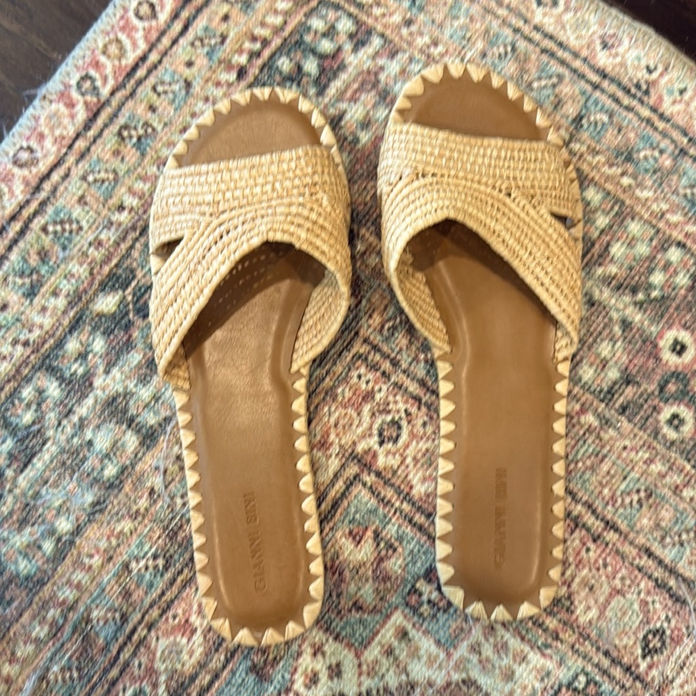 Super cute raffia sandals! NWT!